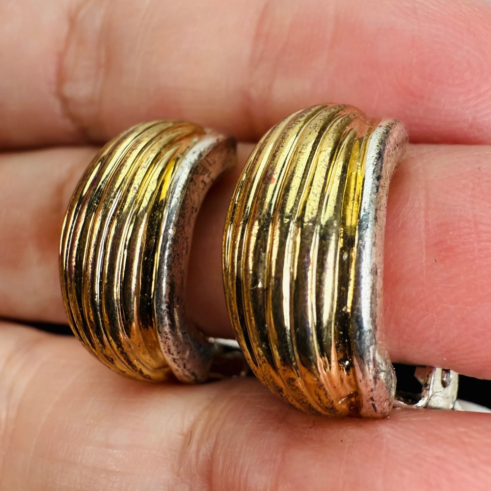 Vintage weighted, two tone, goldtone, silvertone, ribbed clip on earrings - Picture 7 of 9